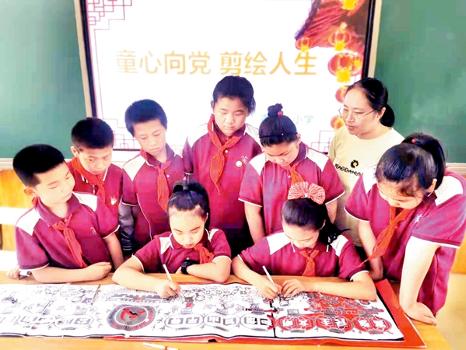 刻刀为笔 祝福祖国